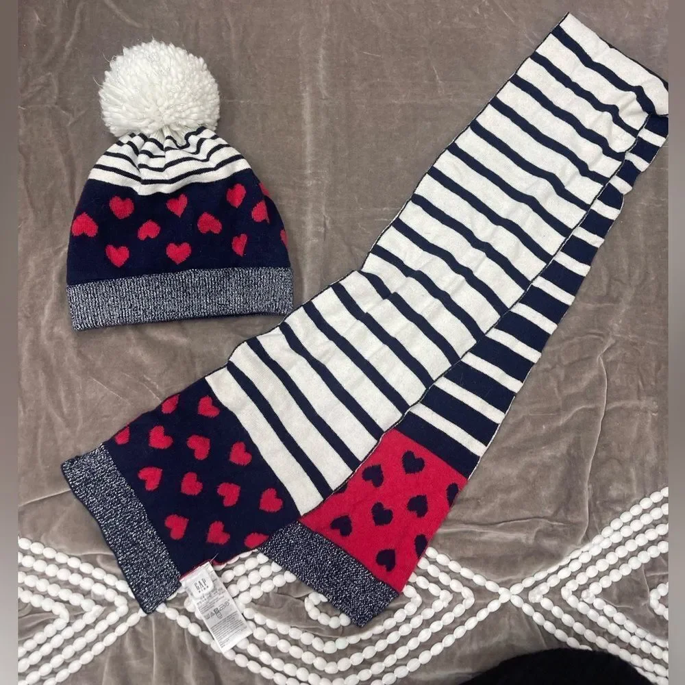 🌱 Gap Kids hat and scarf